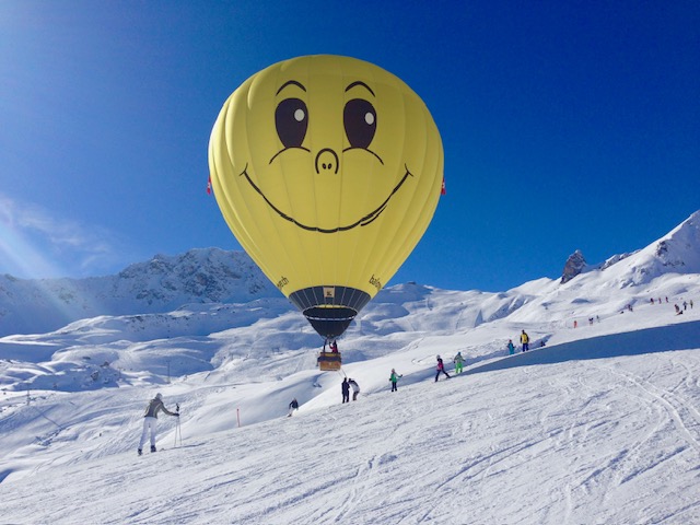 Heissluftballon über Arosa im Winter